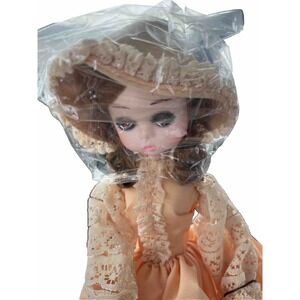 1 VNTG Bradley Doll Miss April, Peach Clothing And Bonnet Missing umbrella.(22)